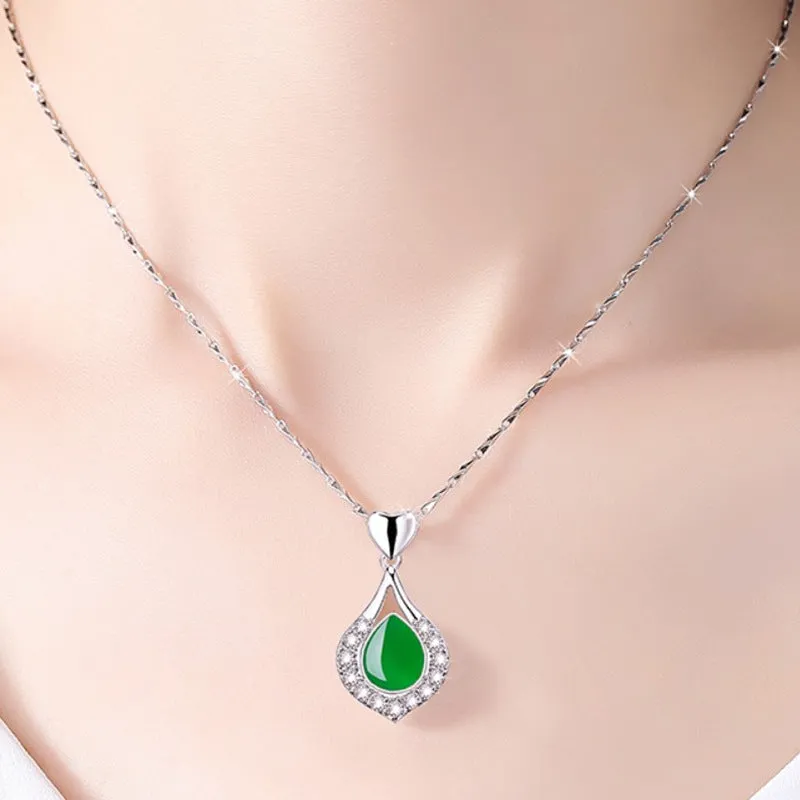 18K Green Jade Pendant Necklace with Natural Material and Delicate Craftsmanship