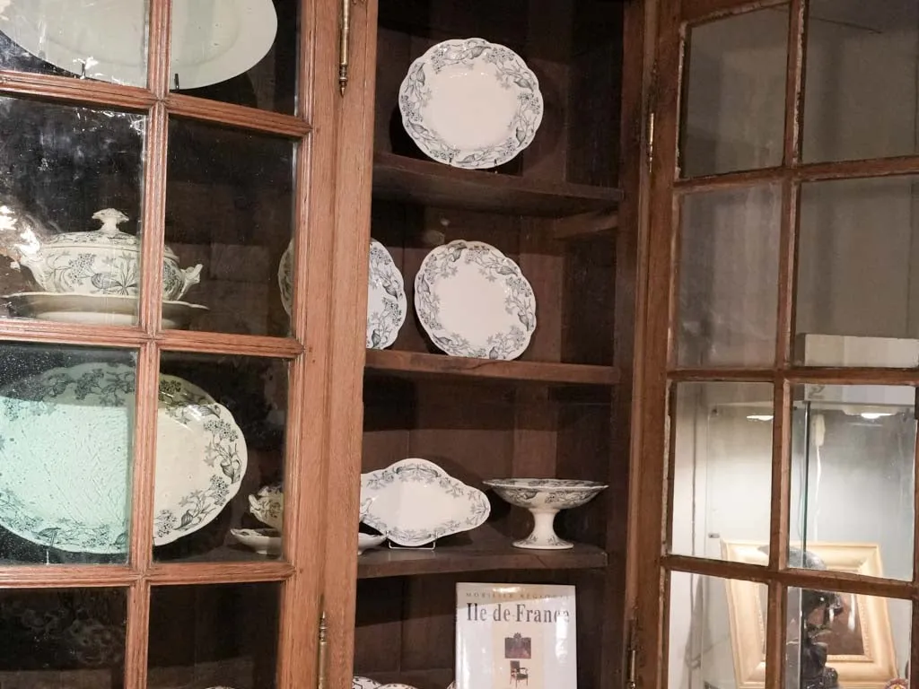 Rare 18th-Century French "Vitrine Galbée" from Île-de-France 102¾"